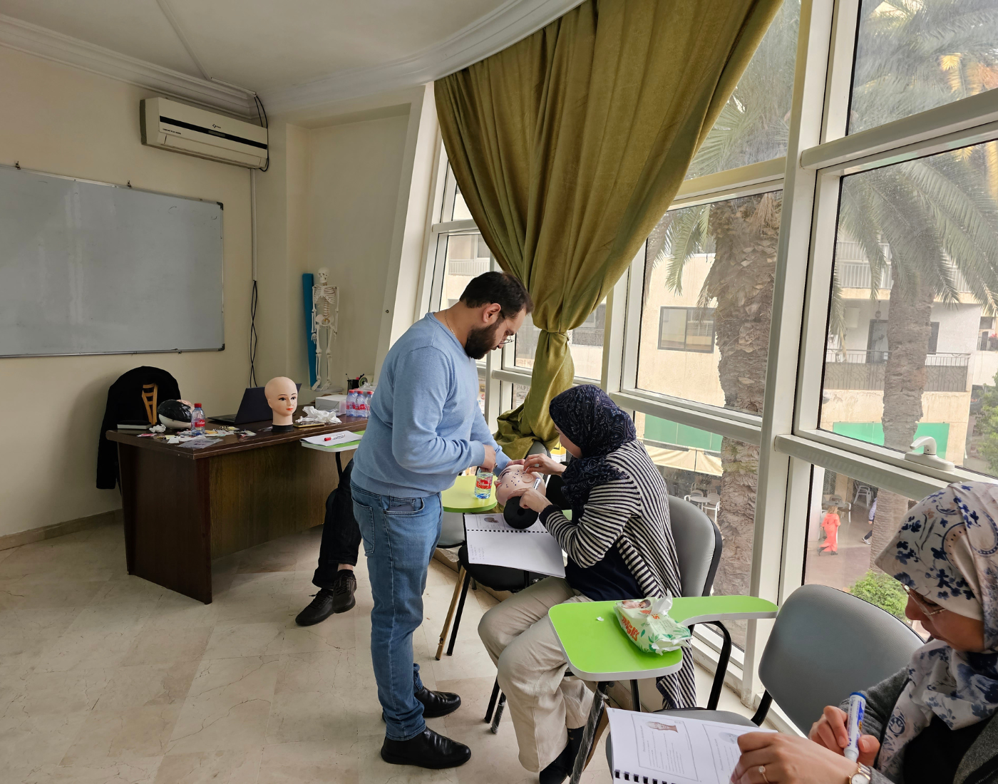 قاعة تعليمية أكاديمية لمسار الطب الصيني التقليدي